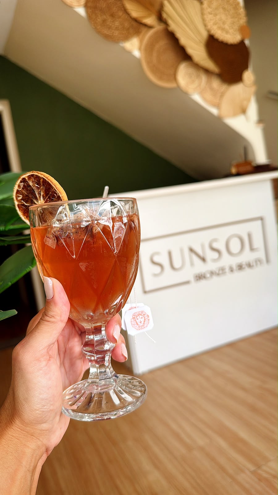 Cliente exibindo marquinha de biquíni perfeita após sessão de bronzeamento artificial na Sunsol Bronze, evidenciando o brilho e a saúde da pele.